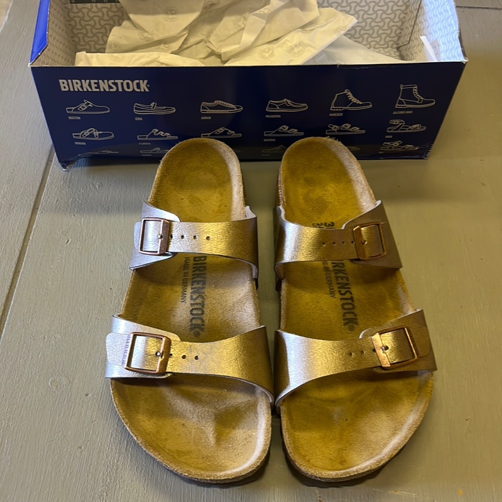 BNIB!! Pewter Sydney Birkenstocks - perfect metallic color for any outfit